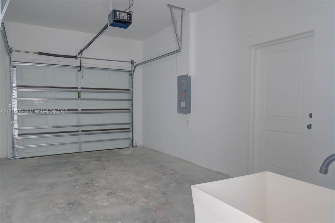 For Sale: $304,999 (3 beds, 3 baths, 1063 Square Feet)