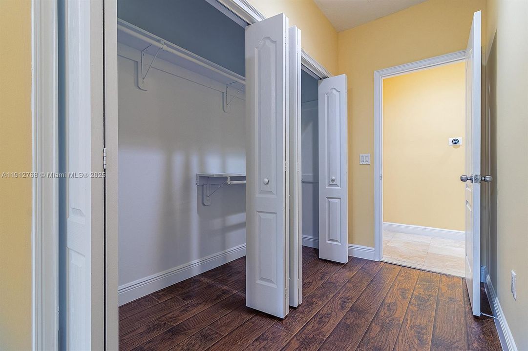 合同活跃: $7,600 (3 贝兹, 2 浴室, 2079 平方英尺)