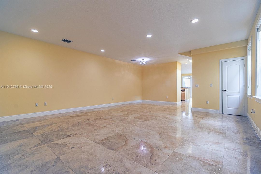 合同活跃: $7,600 (3 贝兹, 2 浴室, 2079 平方英尺)