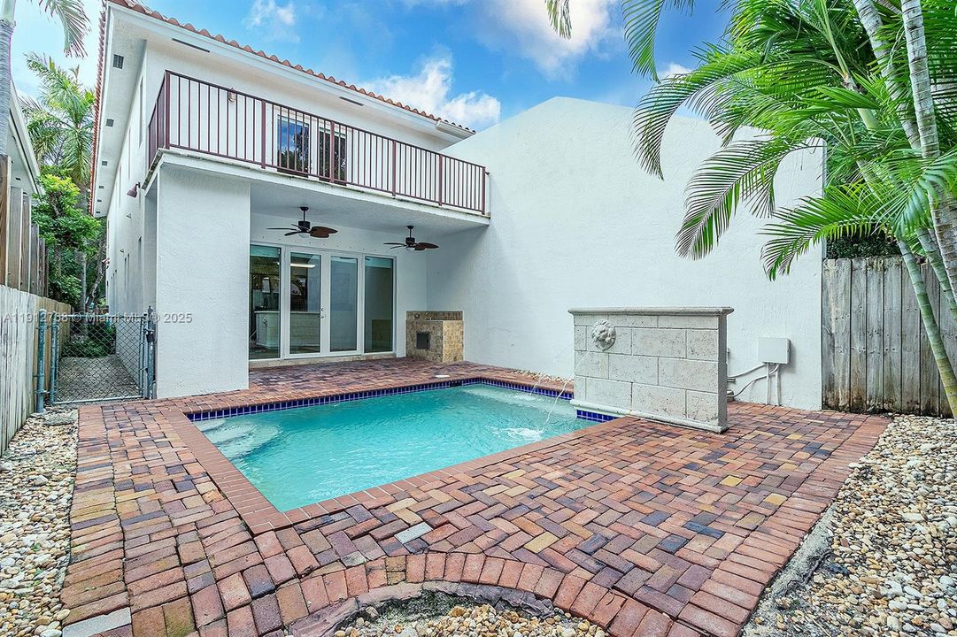 合同活跃: $7,600 (3 贝兹, 2 浴室, 2079 平方英尺)