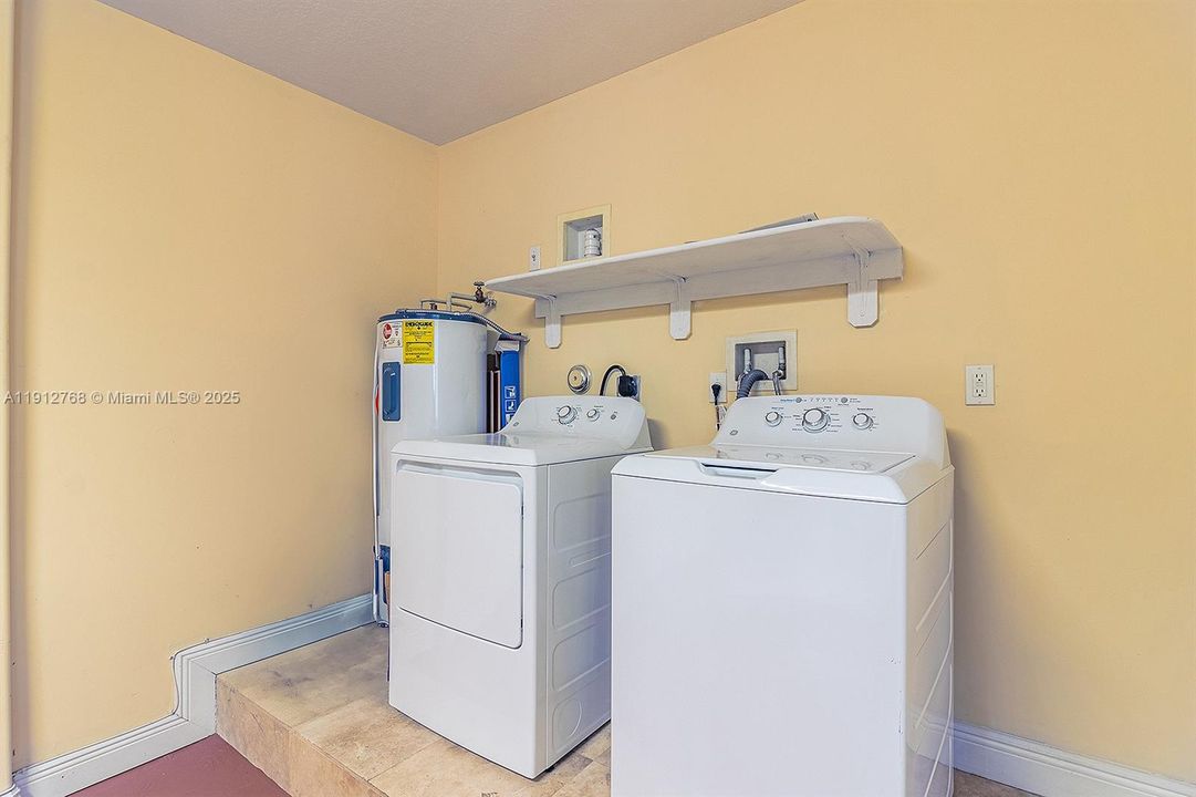 合同活跃: $7,600 (3 贝兹, 2 浴室, 2079 平方英尺)