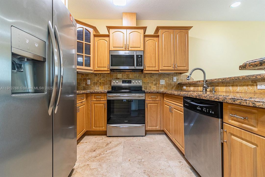 合同活跃: $7,600 (3 贝兹, 2 浴室, 2079 平方英尺)