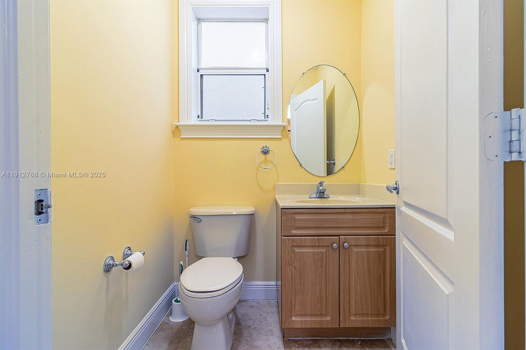 合同活跃: $7,600 (3 贝兹, 2 浴室, 2079 平方英尺)