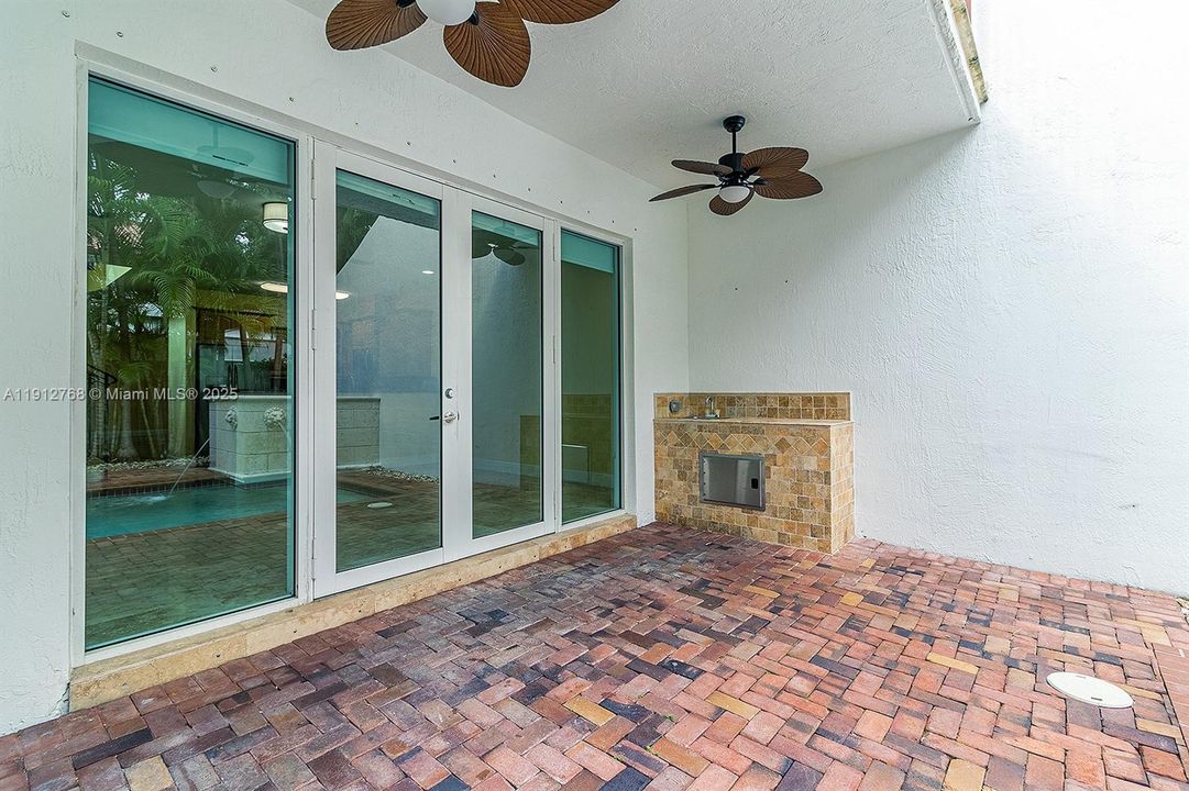 合同活跃: $7,600 (3 贝兹, 2 浴室, 2079 平方英尺)