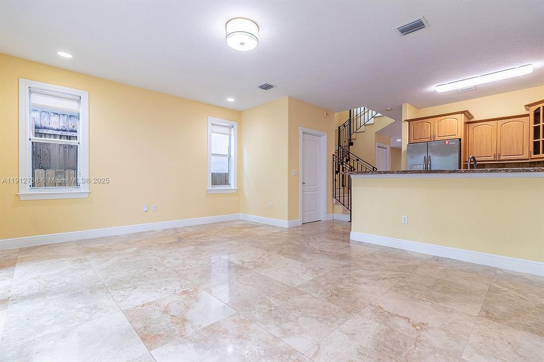 合同活跃: $7,600 (3 贝兹, 2 浴室, 2079 平方英尺)