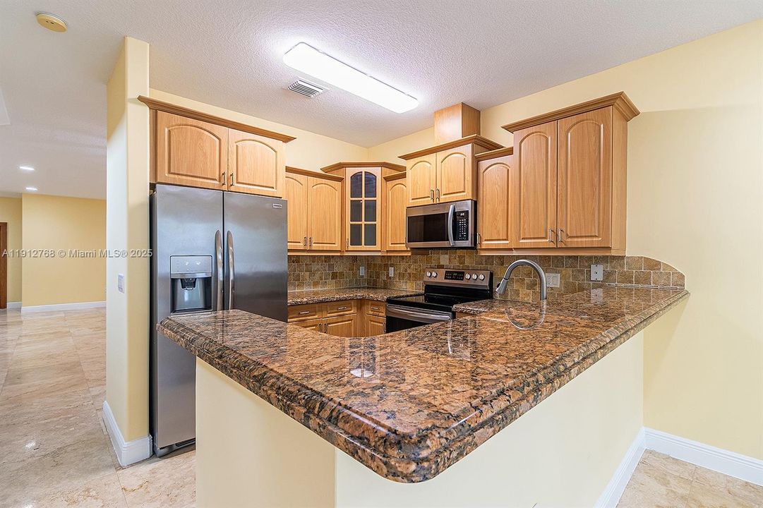 合同活跃: $7,600 (3 贝兹, 2 浴室, 2079 平方英尺)