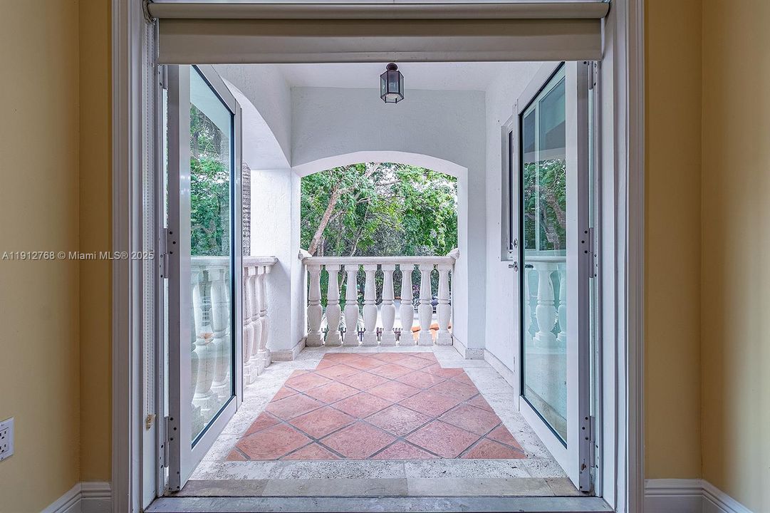 合同活跃: $7,600 (3 贝兹, 2 浴室, 2079 平方英尺)