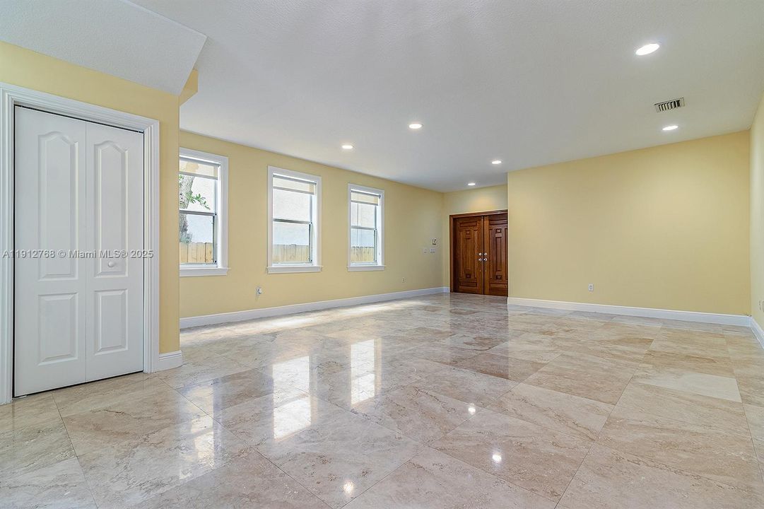 合同活跃: $7,600 (3 贝兹, 2 浴室, 2079 平方英尺)