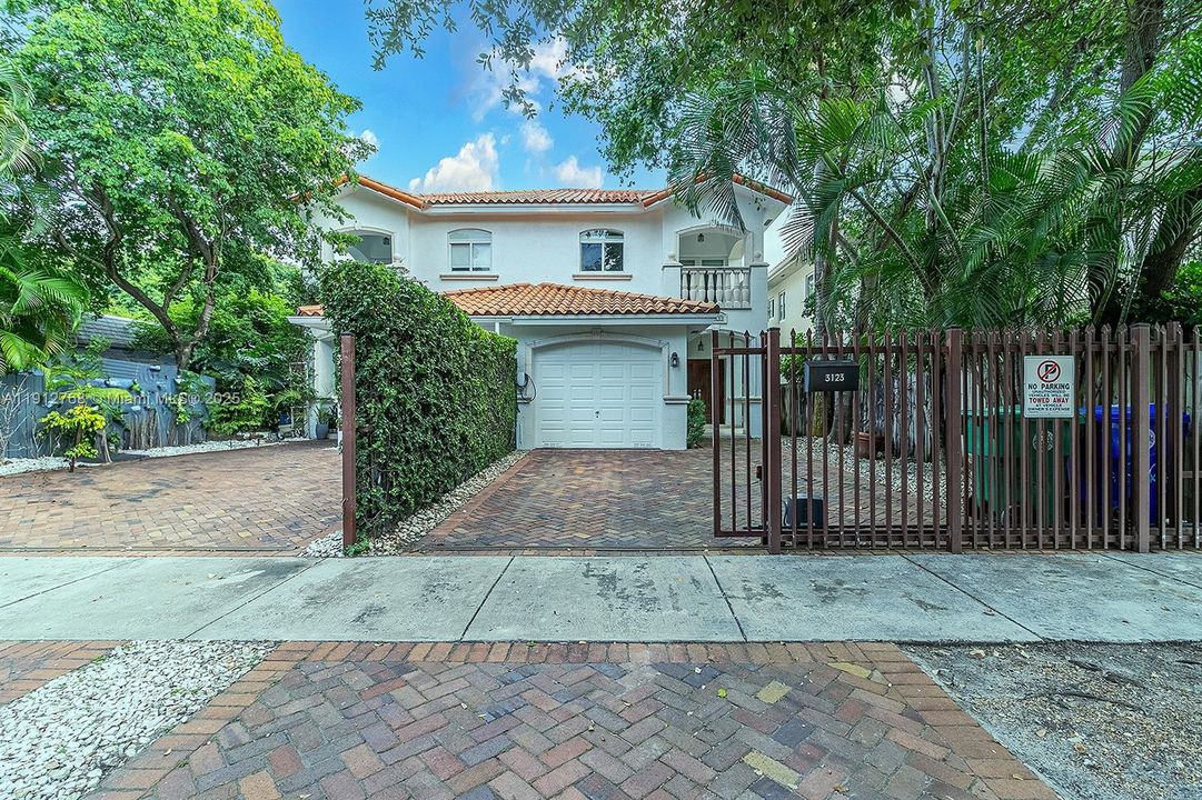 合同活跃: $7,600 (3 贝兹, 2 浴室, 2079 平方英尺)