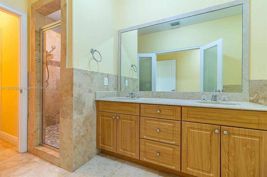 合同活跃: $7,600 (3 贝兹, 2 浴室, 2079 平方英尺)