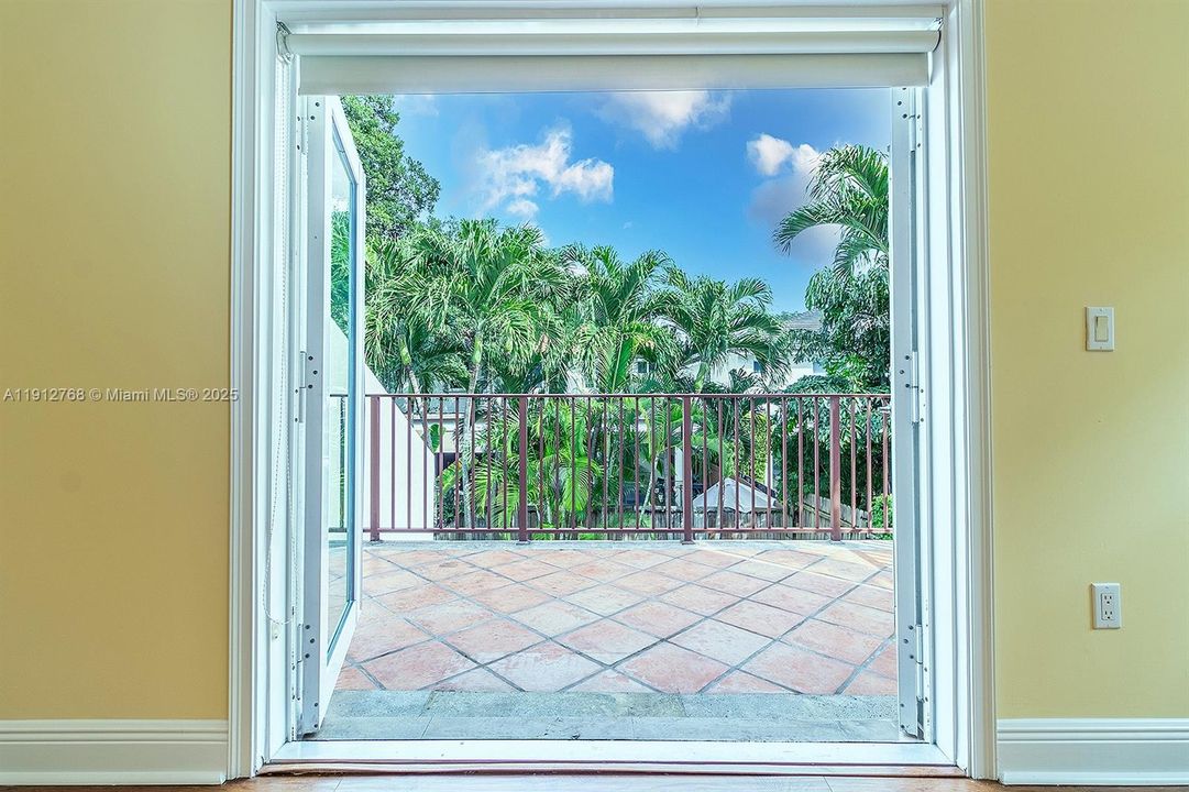 合同活跃: $7,600 (3 贝兹, 2 浴室, 2079 平方英尺)