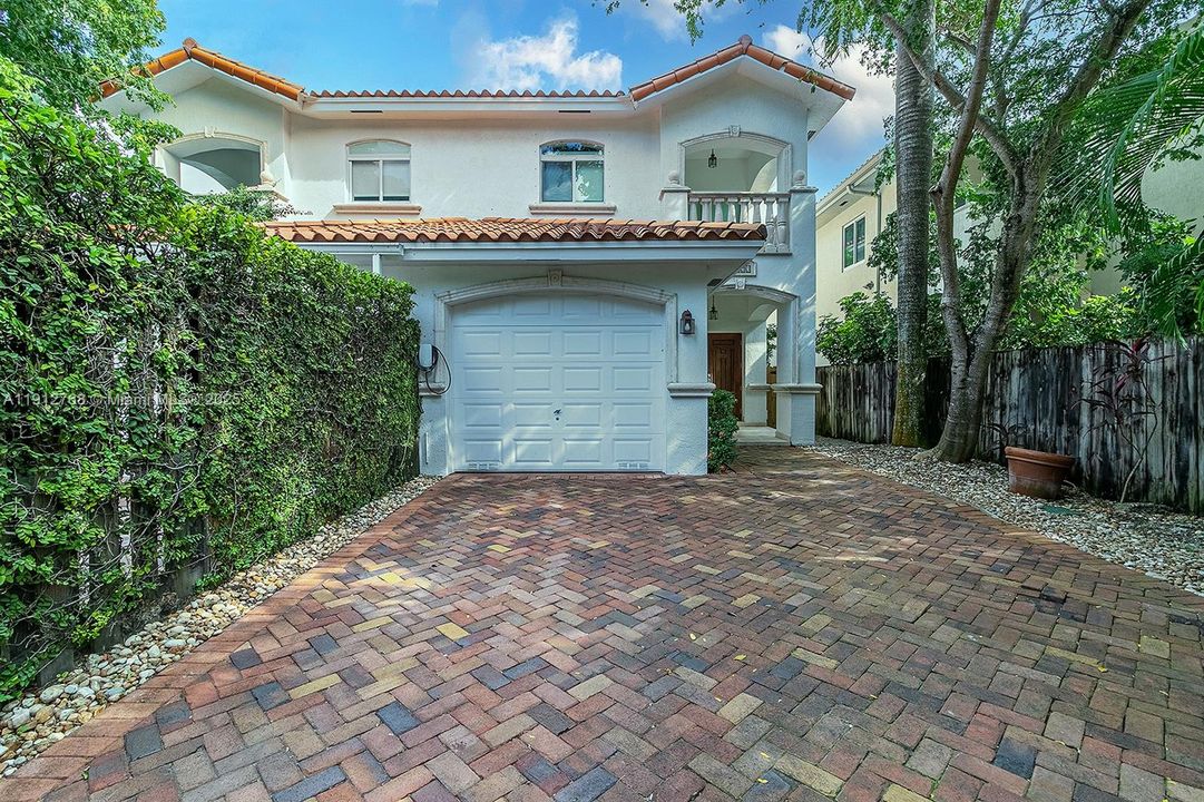 合同活跃: $7,600 (3 贝兹, 2 浴室, 2079 平方英尺)