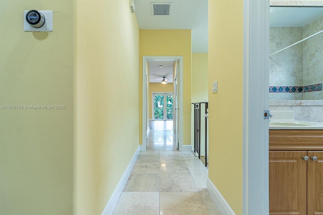 合同活跃: $7,600 (3 贝兹, 2 浴室, 2079 平方英尺)