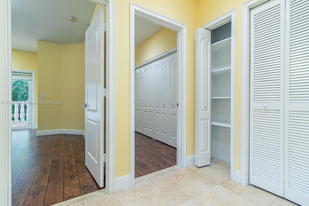 合同活跃: $7,600 (3 贝兹, 2 浴室, 2079 平方英尺)