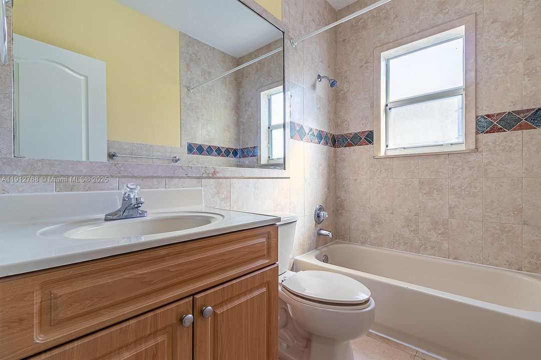 合同活跃: $7,600 (3 贝兹, 2 浴室, 2079 平方英尺)