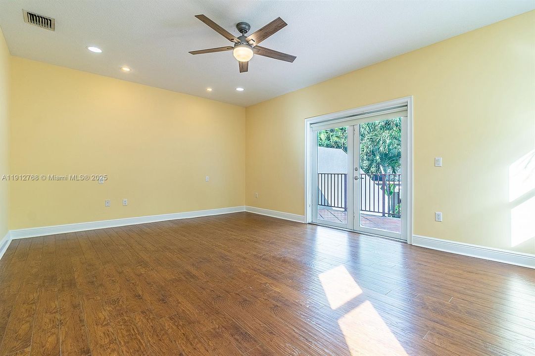 合同活跃: $7,600 (3 贝兹, 2 浴室, 2079 平方英尺)