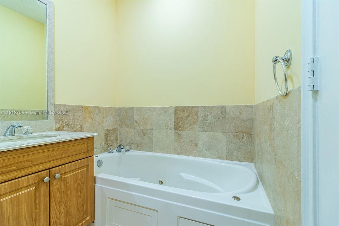 合同活跃: $7,600 (3 贝兹, 2 浴室, 2079 平方英尺)