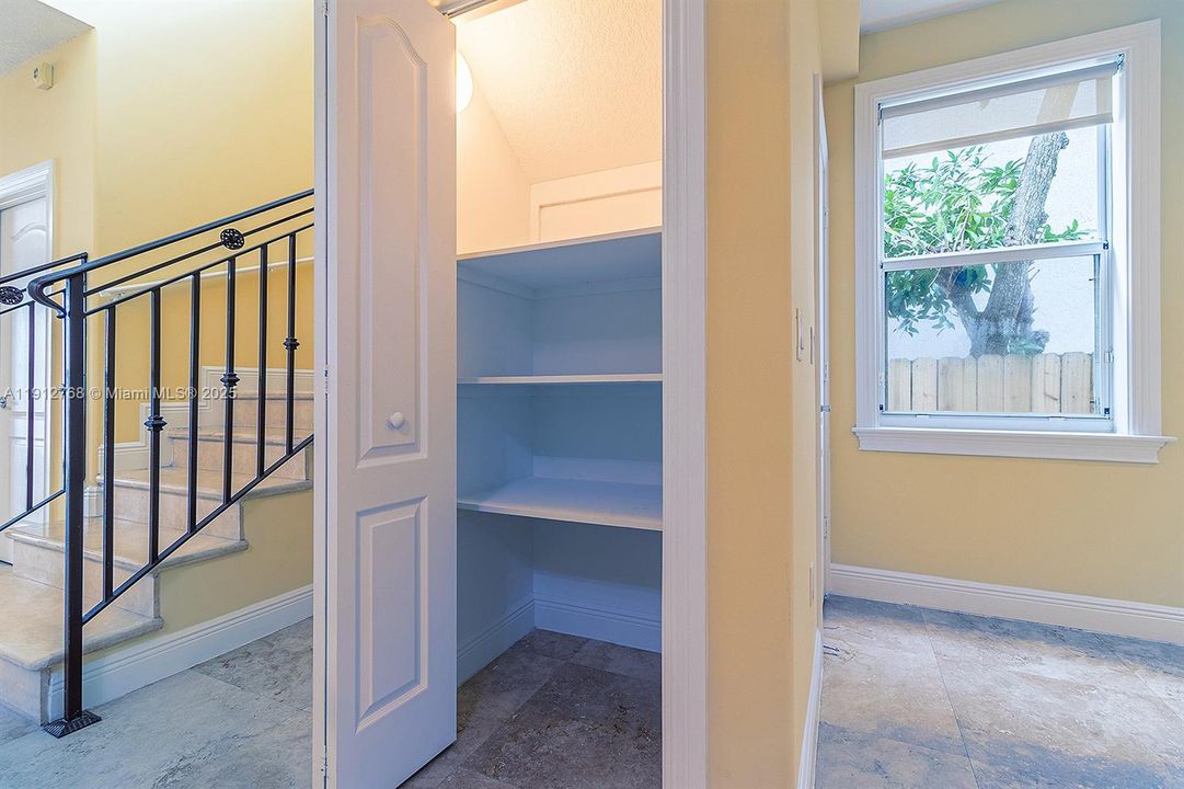 合同活跃: $7,600 (3 贝兹, 2 浴室, 2079 平方英尺)