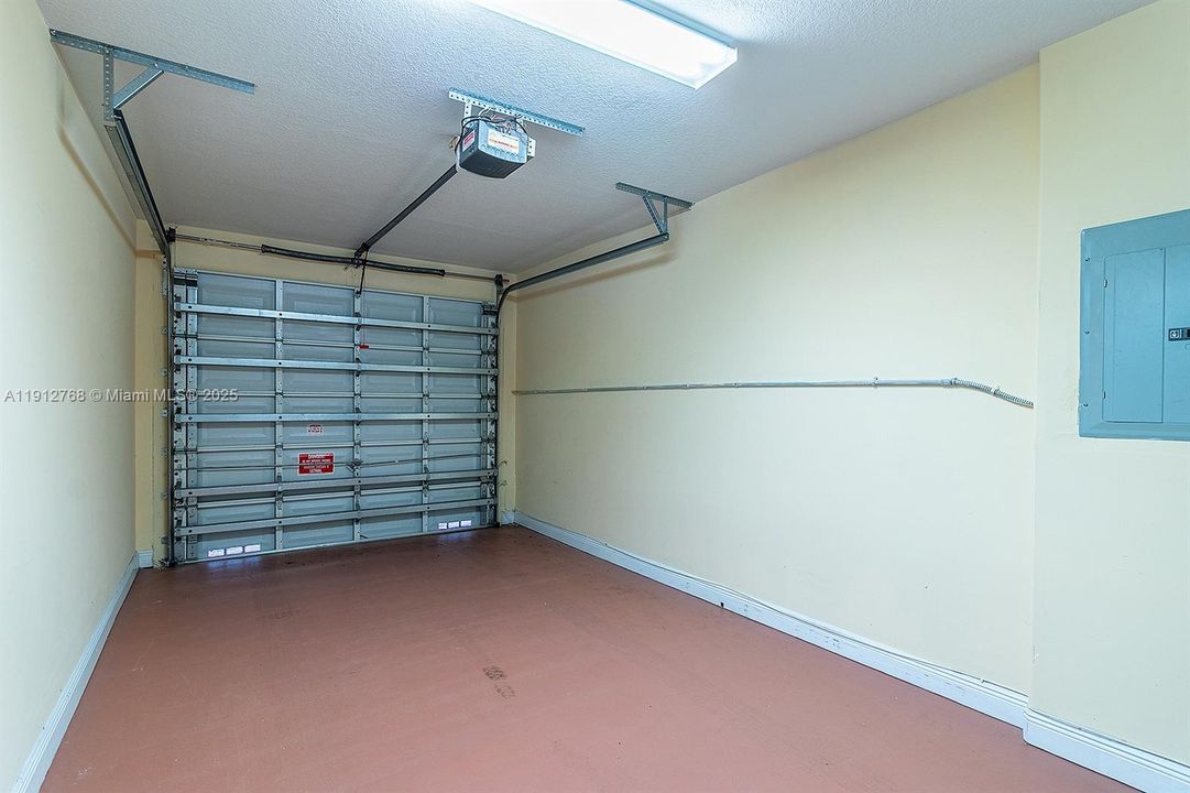 合同活跃: $7,600 (3 贝兹, 2 浴室, 2079 平方英尺)