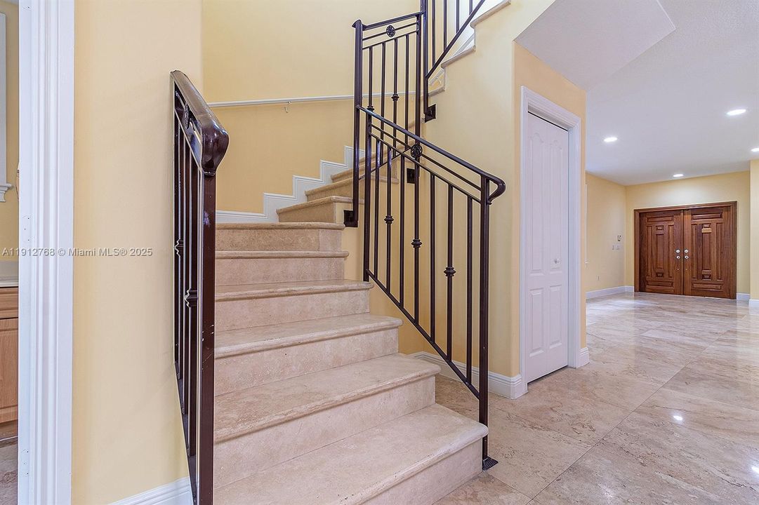 合同活跃: $7,600 (3 贝兹, 2 浴室, 2079 平方英尺)