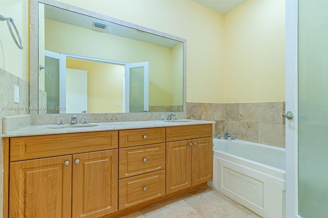 合同活跃: $7,600 (3 贝兹, 2 浴室, 2079 平方英尺)