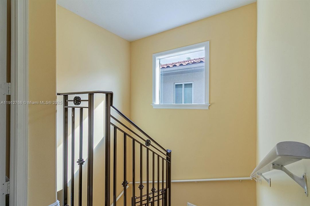 合同活跃: $7,600 (3 贝兹, 2 浴室, 2079 平方英尺)