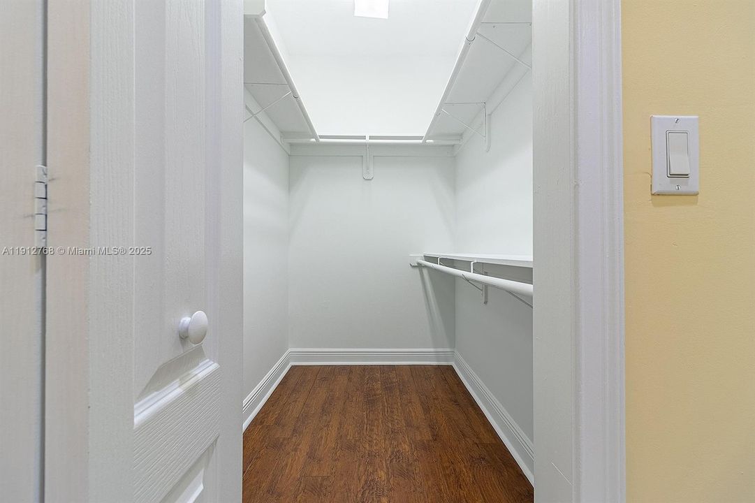 合同活跃: $7,600 (3 贝兹, 2 浴室, 2079 平方英尺)