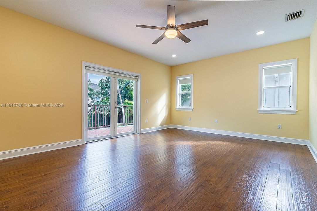 合同活跃: $7,600 (3 贝兹, 2 浴室, 2079 平方英尺)