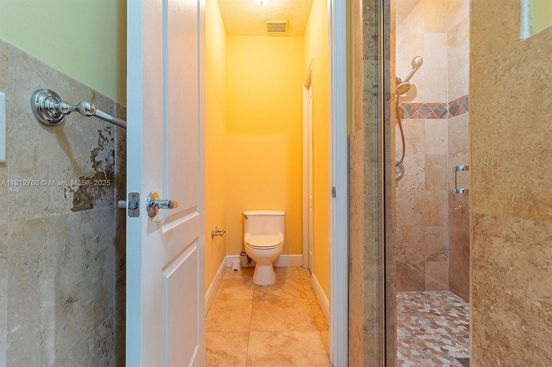 合同活跃: $7,600 (3 贝兹, 2 浴室, 2079 平方英尺)