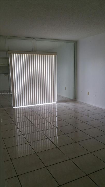 For Sale: $180,000 (1 beds, 1 baths, 550 Square Feet)