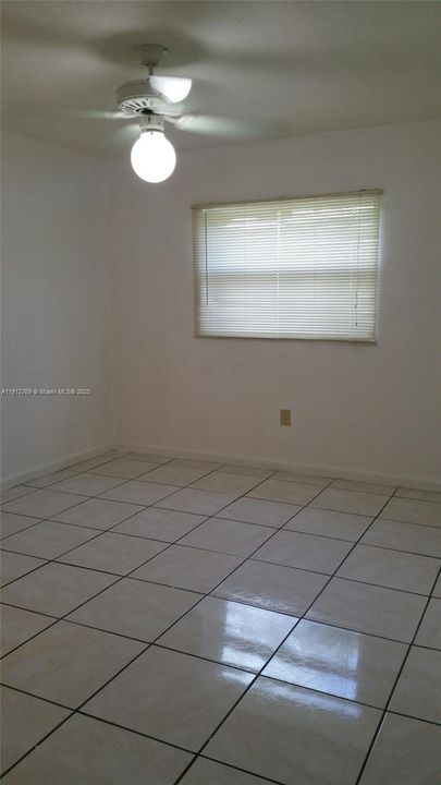 For Sale: $180,000 (1 beds, 1 baths, 550 Square Feet)