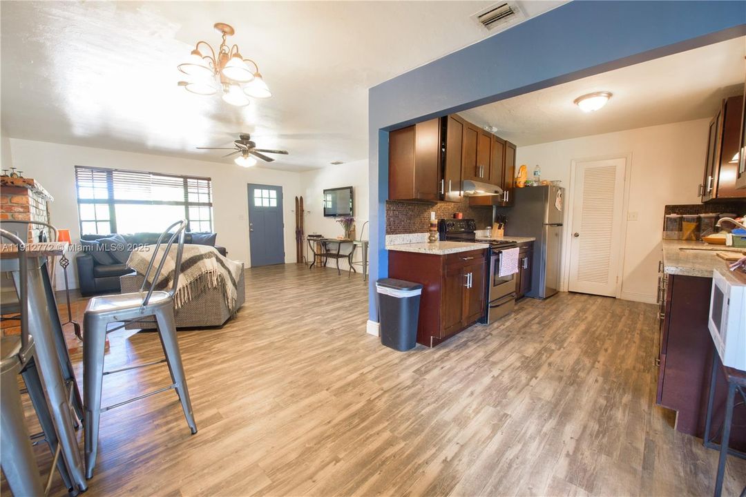 En Venta: $975,000 (3 camas, 2 baños, 2230 Pies cuadrados)