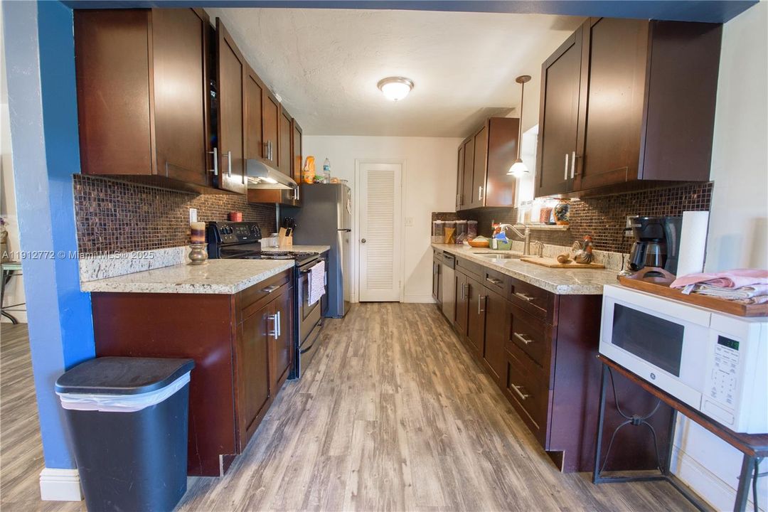 En Venta: $975,000 (3 camas, 2 baños, 2230 Pies cuadrados)