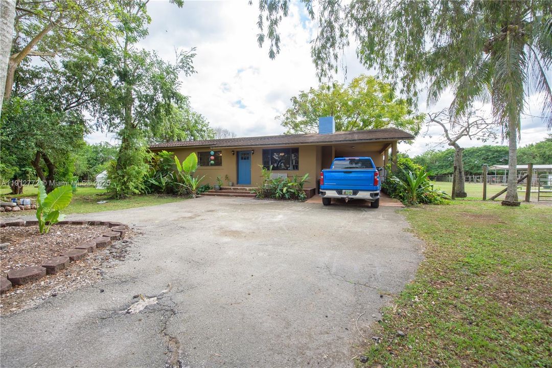 En Venta: $975,000 (3 camas, 2 baños, 2230 Pies cuadrados)