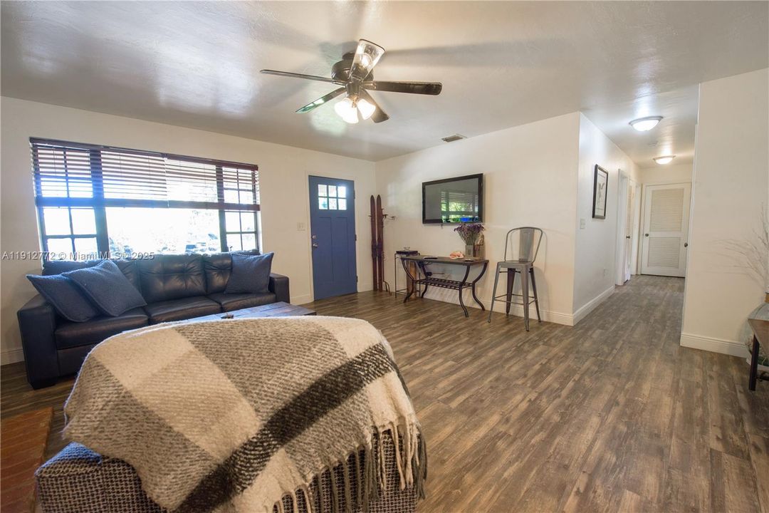 En Venta: $975,000 (3 camas, 2 baños, 2230 Pies cuadrados)