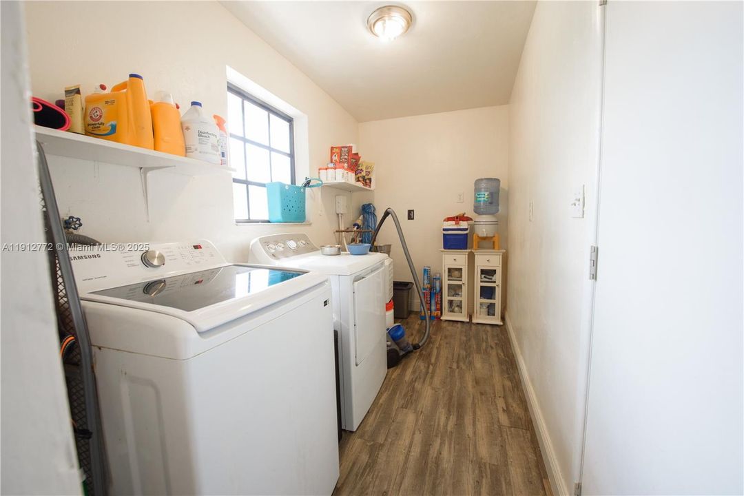 En Venta: $975,000 (3 camas, 2 baños, 2230 Pies cuadrados)