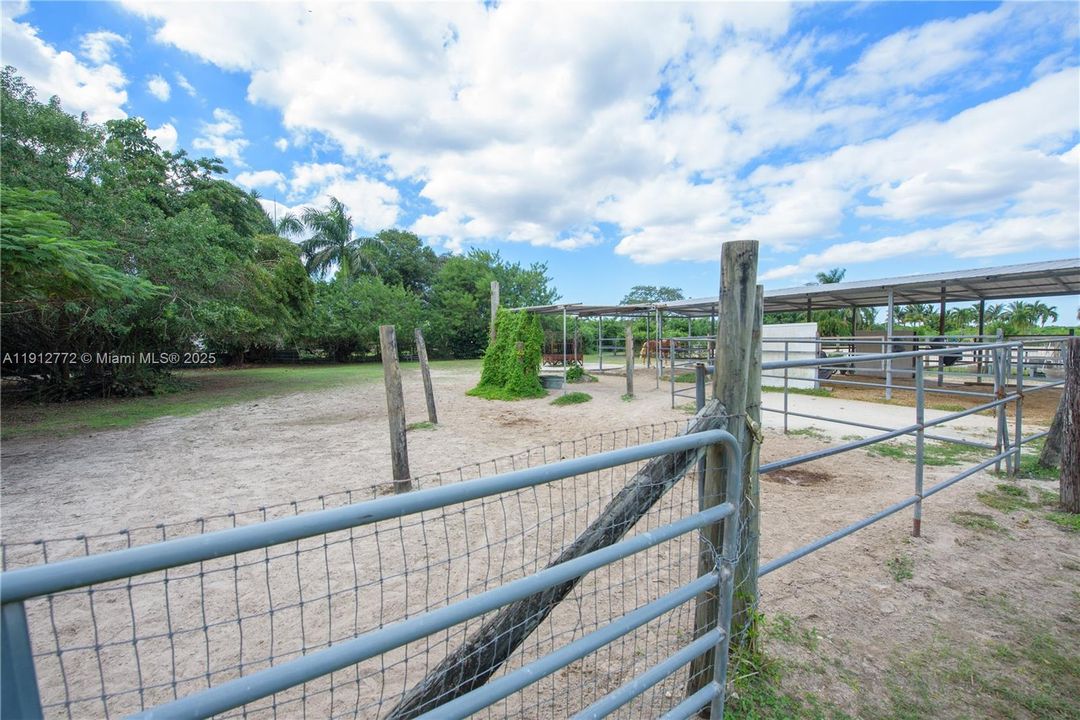 En Venta: $975,000 (3 camas, 2 baños, 2230 Pies cuadrados)