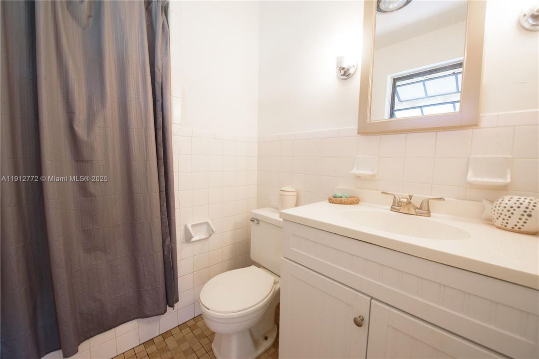 En Venta: $975,000 (3 camas, 2 baños, 2230 Pies cuadrados)