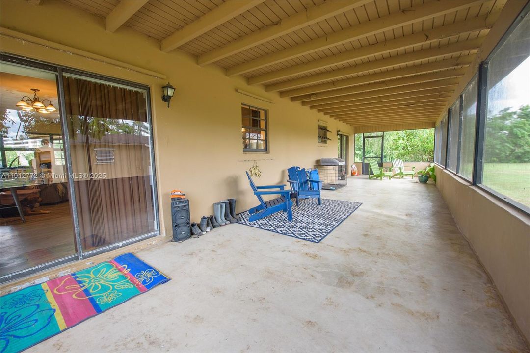 En Venta: $975,000 (3 camas, 2 baños, 2230 Pies cuadrados)