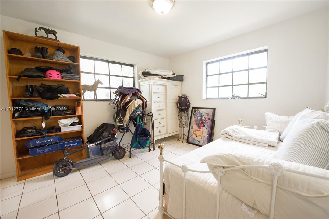 En Venta: $975,000 (3 camas, 2 baños, 2230 Pies cuadrados)