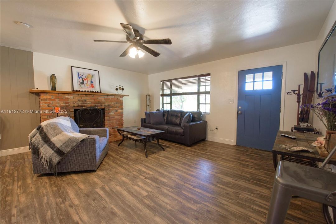 En Venta: $975,000 (3 camas, 2 baños, 2230 Pies cuadrados)