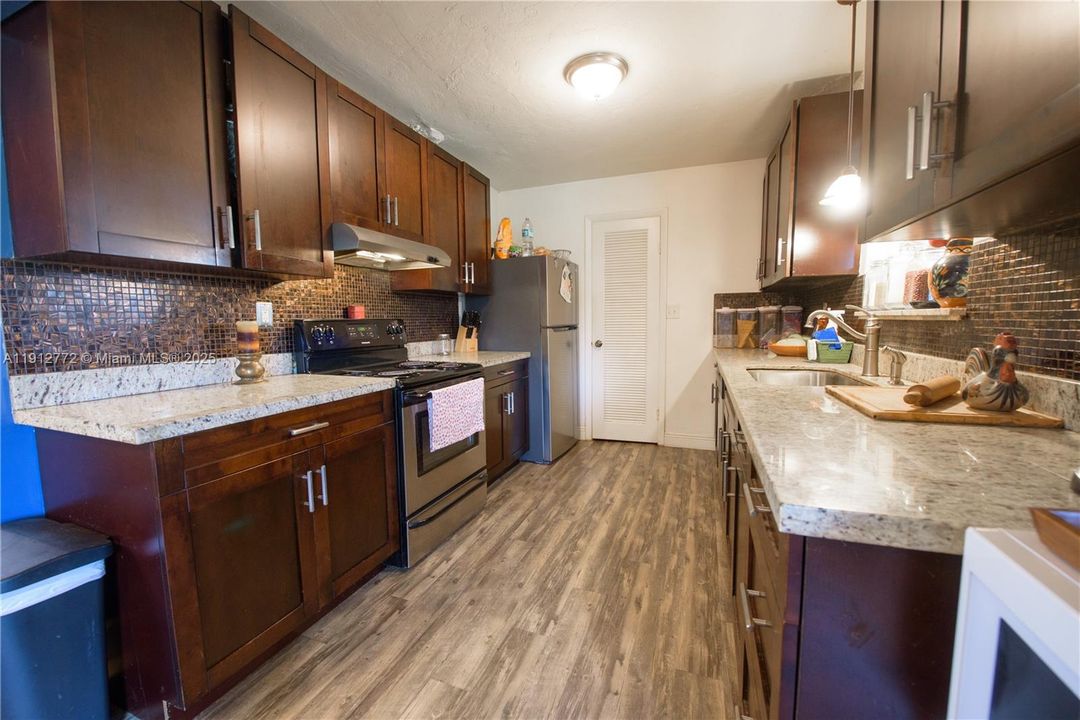 En Venta: $975,000 (3 camas, 2 baños, 2230 Pies cuadrados)