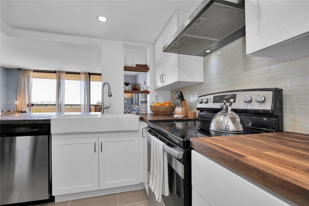 待售: $450,000 (2 贝兹, 2 浴室, 960 平方英尺)