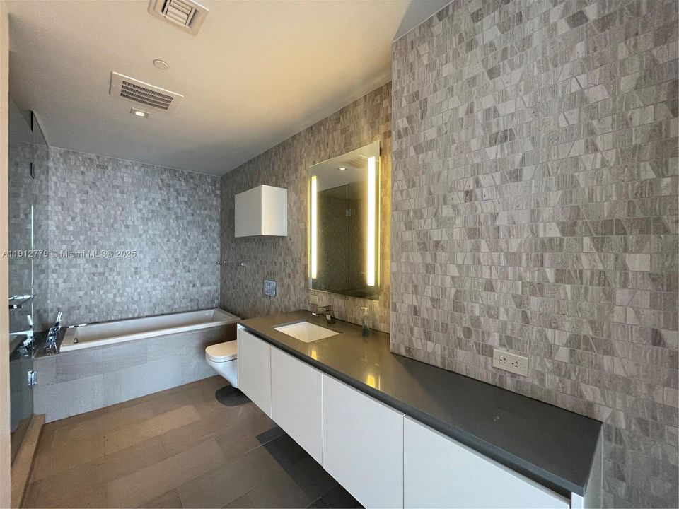 待售: $660,000 (1 贝兹, 1 浴室, 810 平方英尺)