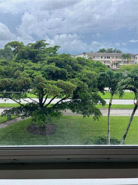 For Rent: $1,650 (2 beds, 1 baths, 840 Square Feet)