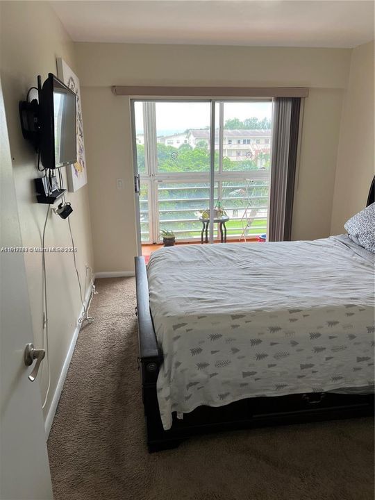 For Rent: $1,650 (2 beds, 1 baths, 840 Square Feet)