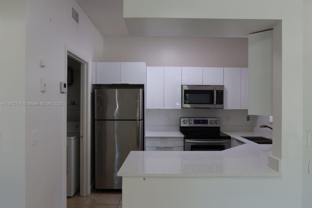 For Sale: $285,000 (2 beds, 1 baths, 957 Square Feet)