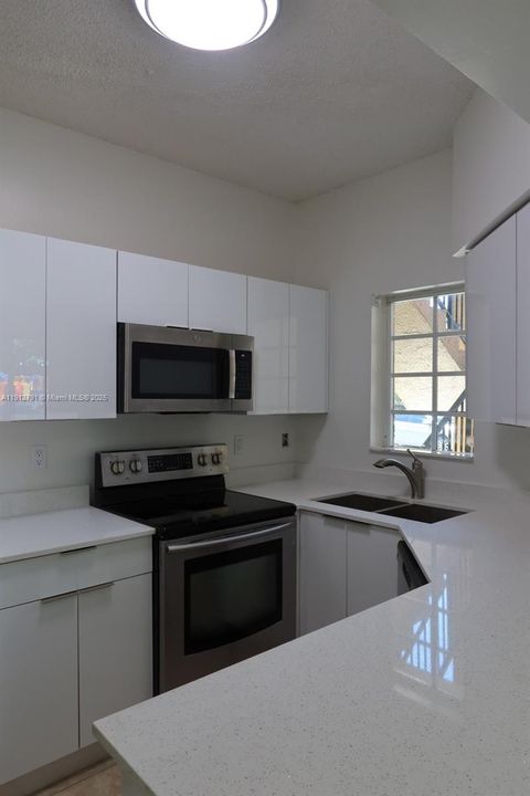 For Sale: $285,000 (2 beds, 1 baths, 957 Square Feet)