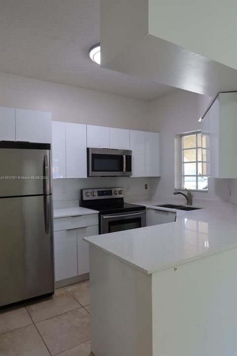 For Sale: $285,000 (2 beds, 1 baths, 957 Square Feet)