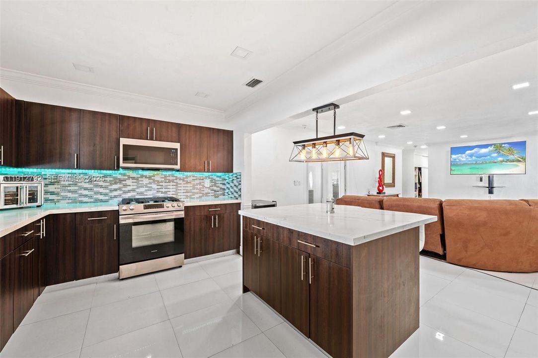 Active With Contract: $670,000 (5 beds, 3 baths, 1929 Square Feet)